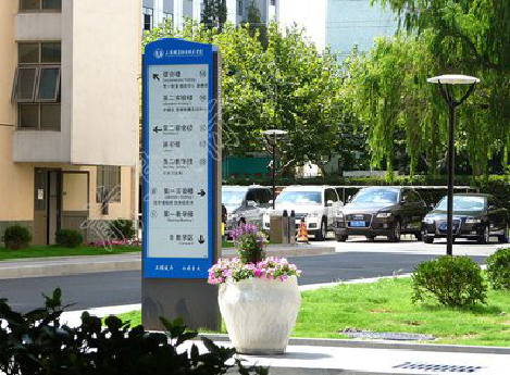 从江哪些因素影响宣传栏的制作？